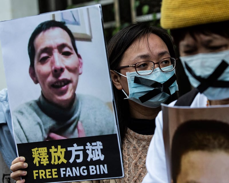 港支联活动人士2020年2月1日手举声援方斌的标语在中联办外示威(法新社资料图)