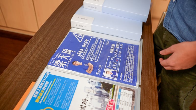 港府近日將選舉網站過去的候選人簡介下架，梁啟智表示，他們收集到不少歷屆的選舉文宣，現在變得更有價值。（程皓楠攝）