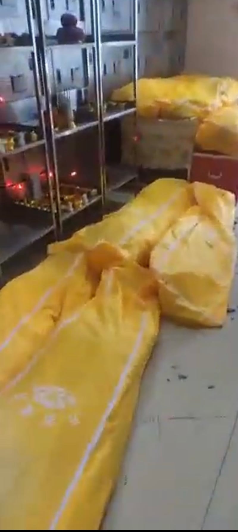 北京中日友好医院太平间冰柜"满员",患者尸体摆放在地上。(网上截图/古亭提供)