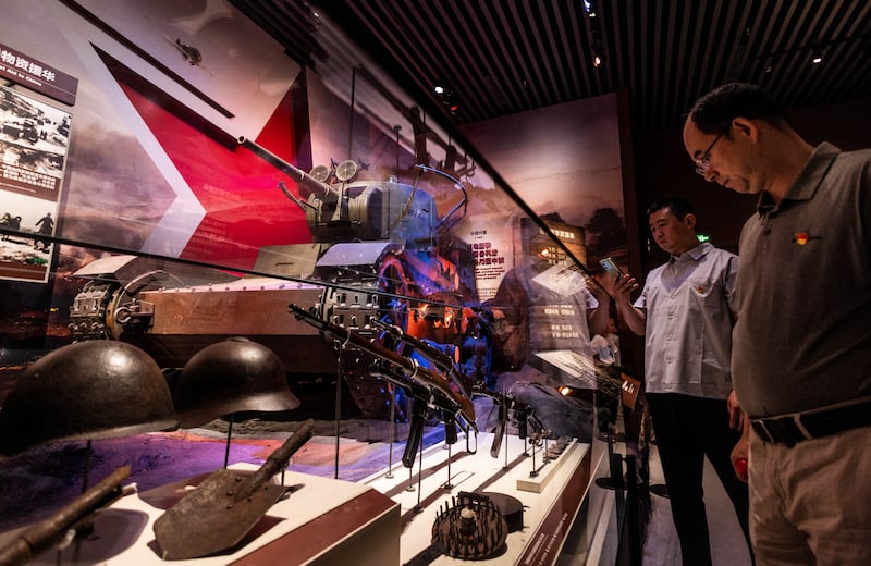 民众在北京的中国人民抗日战争纪念馆参观。