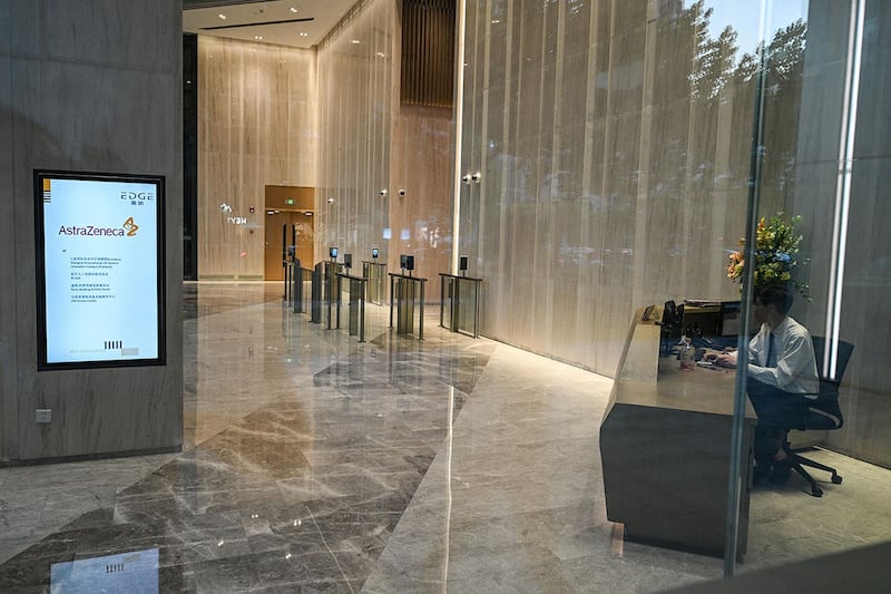 跨国制药巨头阿斯利康公司在上海的中国总部办公大厅。(法新社)