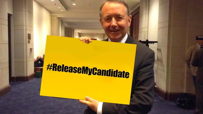 “香港监察”在香港立法会选举前夕发起社交媒体活动,呼吁大众在社交媒体上载照片,并加上标签 “#Releasemycandidate #释放我的候选人”,呼吁释放47名因举办民主派立法会初选而被囚禁、面临国安法审讯的香港民主派人士。(推特图片)