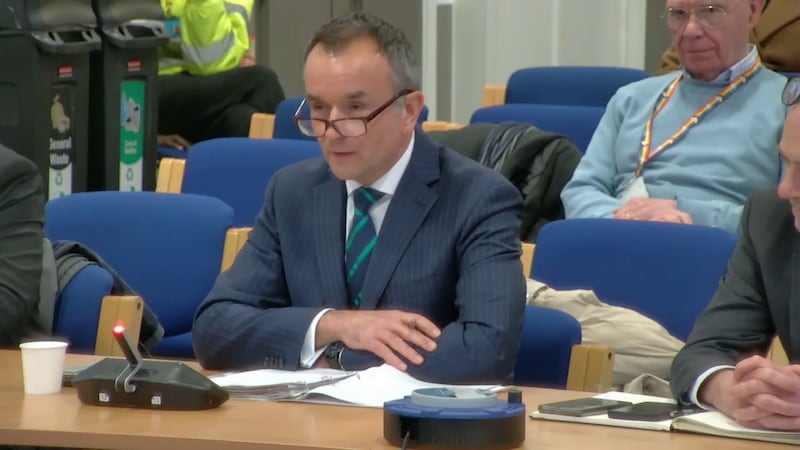 大倫敦警察廳副助理廳長(Deputy Assistant Commissioner)Jon Savell 周四下午與4名下屬代表警方作供。