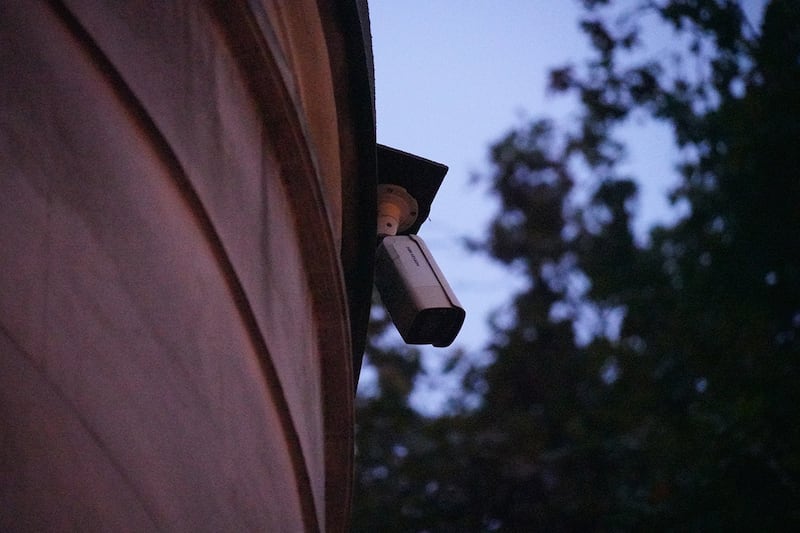 集会期间,围墙高处的监控镜头一直在闪灯,怀疑在拍摄现场状况。 (RFA图片)