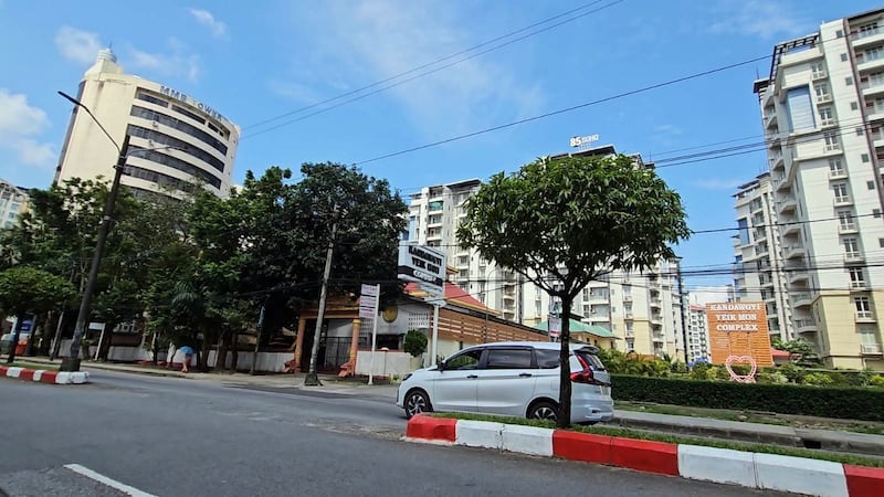 ရန်ကုန်မြို့ အထက်ပန်းဆိုးတန်းလမ်းရှိ MMB Tower အဆောက်အအုံ (ဝဲဘက်အစွန်) ကို ၂၀၂၃ ဩဂုတ်လ ၃၀ ရက်နေ့က တွေ့ရစဉ်။ (Photo: RFA)