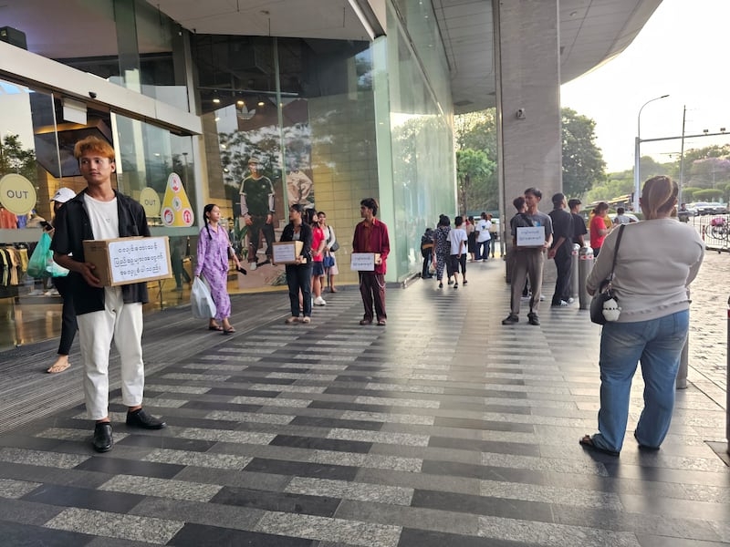 ငလျင်ဘေးသင့်ဒေသများအား ကူညီရန် ရန်ကုန်မြို့၌ အလှူခံနေသည့် လူငယ်များအား ဧပြီလ ၃ ရက်တွင် တွေ့ရစဉ်။ (RFA)