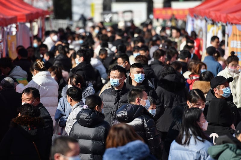 2023年1月29日安徽阜阳一场招聘会上的人群(法新社)