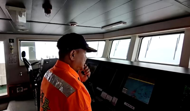 台湾海巡宜兰舰23日监控中方飞弹护卫舰,以并航应对、广播驱离应对。(台湾的海巡署提供)