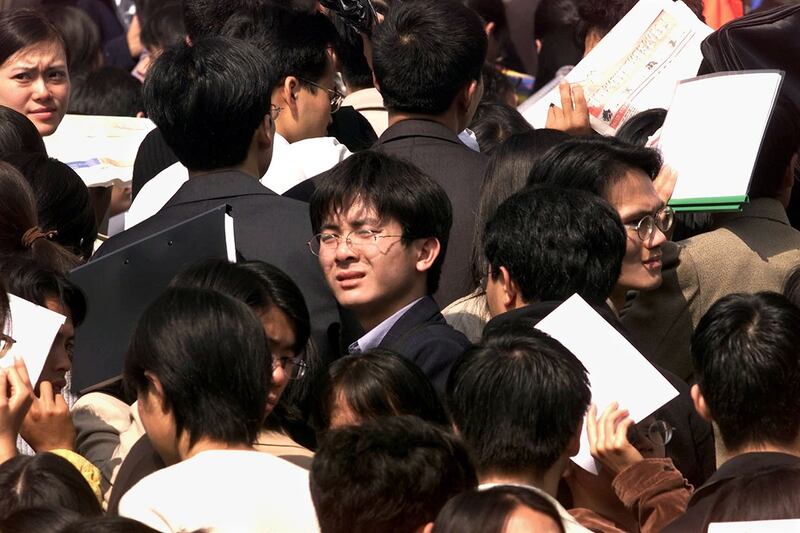 图为拥挤的广州求职市场(路透社图片)