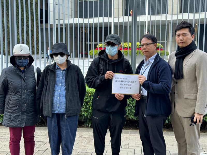 3名家屬聯同前區議員余德寶(右一)周二(17日)趁行會前到政府總部遞交請願信。(衛斯攝)
