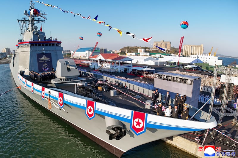 북한, 5,000t급 신형구축함 '최현호' 진수식 개최