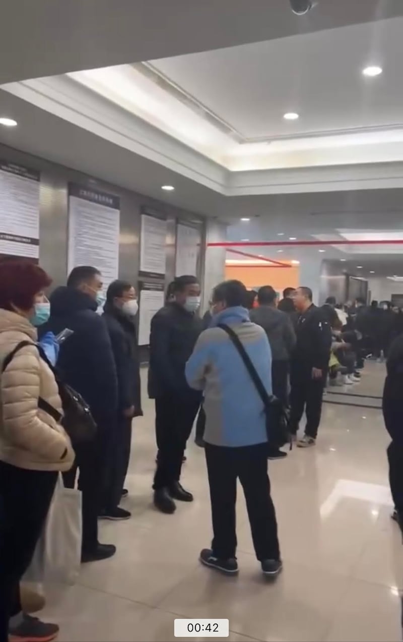 12月25日,上海市宝兴殡仪馆内,死者家属大排长龙等候拿号。(网络截图/乔龙提供)