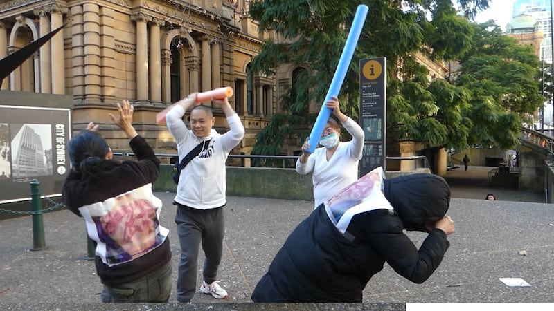 来自中国成都的刁礼杨(左二,白衣人)参与“721”事件行动剧,重现元朗白衣人无差别袭击市民的情况。他曾经因为翻墙发表声援香港抗争者的言论,一度被中国当局关押。(记者丘德真摄影)