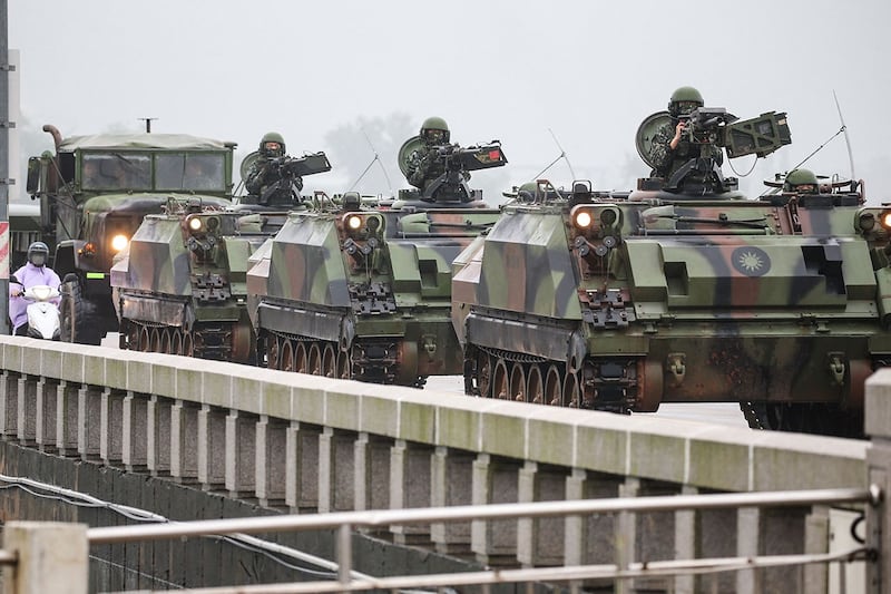 2024年5月24日,台湾的装甲车在金门街道上行驶。(法新社)