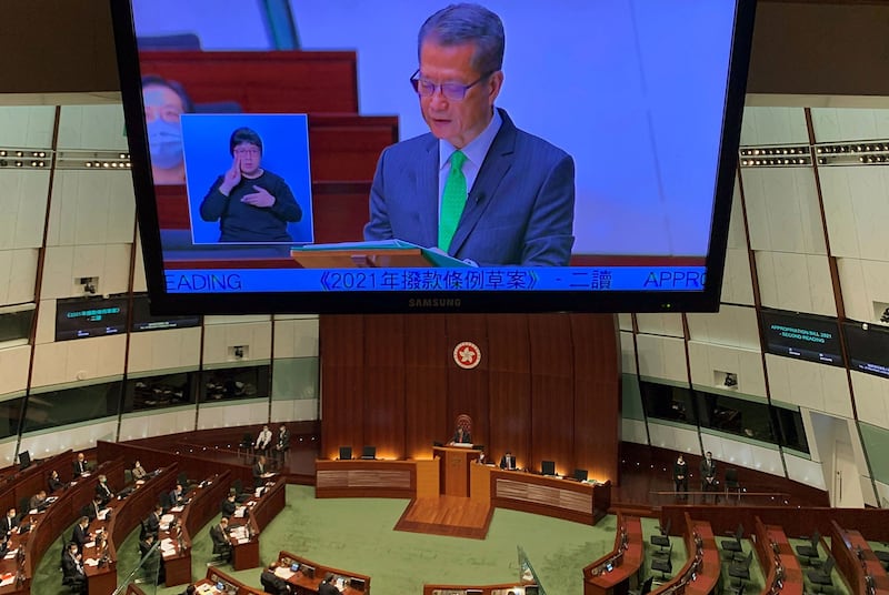 2021年2月24日,香港财政司司长陈茂波在香港立法会上发表《财政预算案》。(路透社)