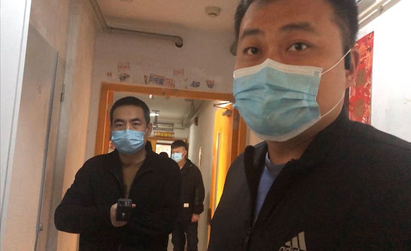 2023年4月14日，便衣公安（图）上门限制律师王宇和包龙军出行。（王宇独家提供）