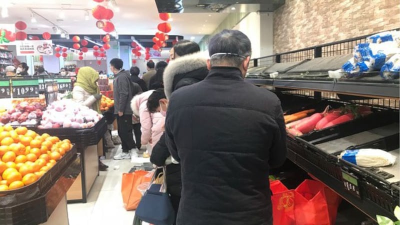 1月27日超市大排长龙抢购人潮,郭晶提到有人买了好几包盐担心一封就是一年。(郭晶拍摄)