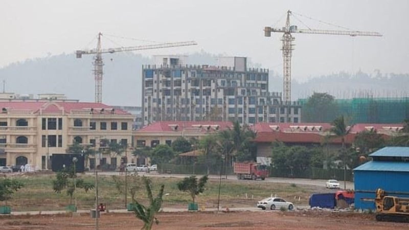 လောင်းကစားရုံများရှိသည့် ကရင်ပြည်နယ်၊ မြဝတီမြို့နယ်၊ ရွှေကုက္ကိုမြို့သစ်တွင် အဆောက်အအုံများ ဆောက်လုပ်နေသည်ကို ၂၀၂၃ ခုနှစ် မတ်လအတွင်းက တွေ့ရစဉ်။ (Photo: RFA)