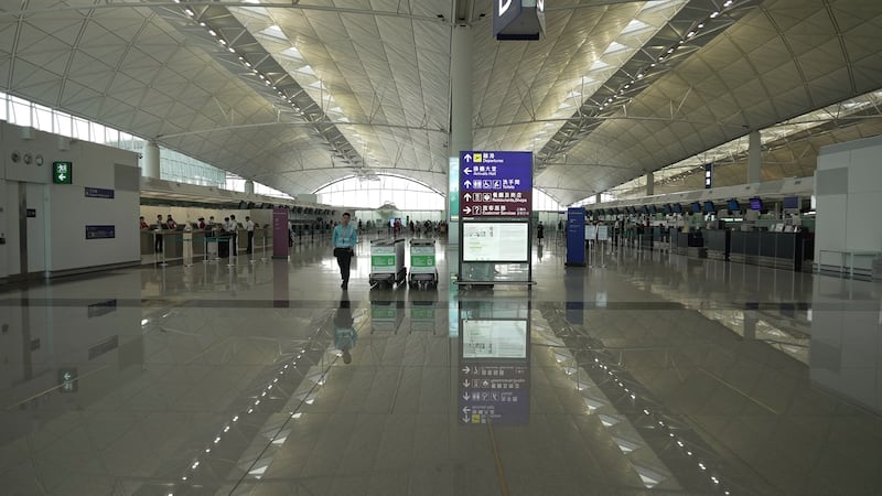 記者到一號客運大樓B, C區觀察,大部份東盟國家都在這裡 Checkin,但是目測開的櫃位及排隊的人都不多。(衛斯攝)