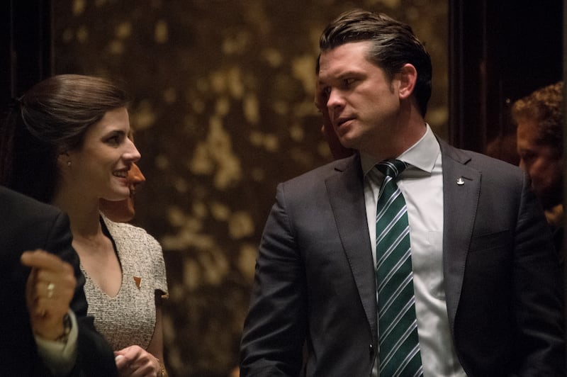 海格塞斯(圖右)(Pete Hegseth)- 國防部長(美聯社資料圖片)