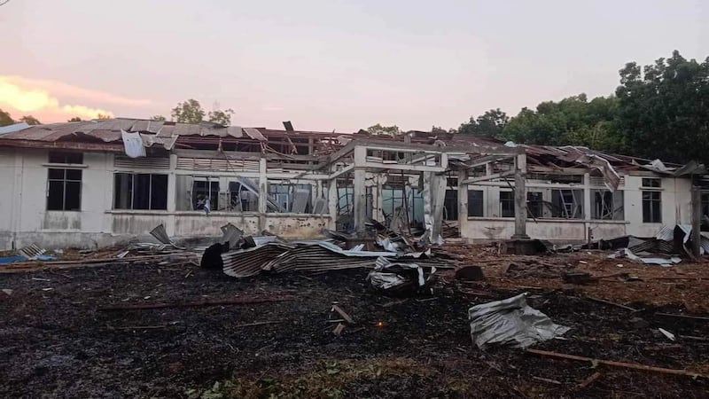 ၂ဝ၂၄ ခုနှစ် မေလ ၈ ရက်နေ့က လေကြောင်းမှ တိုက်ခိုက်ခံရအပြီး ပျက်စီးသွားသည့် တနင်္သာရီတိုင်း သရက်ချောင်းမြို့နယ်က ရငဲကျေးရွာ တိုက်နယ်ဆေးရုံအား တွေ့ရစဉ်။ (ဓာတ်ပုံ - ဒေါနတနင်္သာရီ)