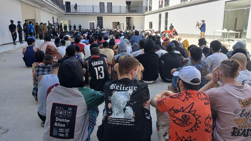 ကရင်ပြည်နယ် မြဝတီမြို့နယ်တွင် ကရင်နယ်ခြားစောင့်တပ် (BGF) မှ ဖမ်းဆီးထိန်းသိမ်းထားသည့် အွန်လိုင်းငွေလိမ်လုပ်ငန်း (ကျားဖြန့်) လုပ်ငန်းလုပ်ကိုင်သူများအား ၂၀၂၅ ခုနှစ် ဖေဖော်ဝါရီလ ၂၆ ရက်နေ့က တွေ့ရစဉ်။ (Photo : Citizen )