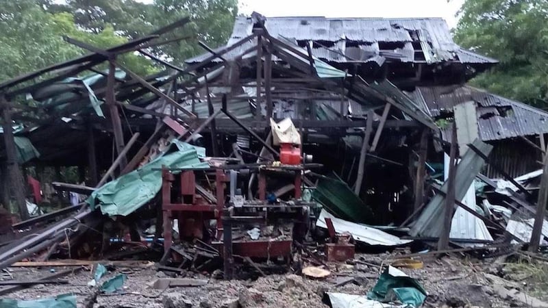 လေကြောင်းနှင့် ဗုံးကြဲတိုက်ခိုက်မှုကြောင့် ပျက်စီးသွားသည့် တောင်ကုတ်မြို့နယ် တန်းလွဲရွာမရှိ အဆောက်အအုံအချို့အား ၂၀၂၄ ခုနှစ်၊ စက်တင်ဘာလ ၂၅ ရက်နေ့က တွေ့ရစဥ်။ (Citizen Photo)