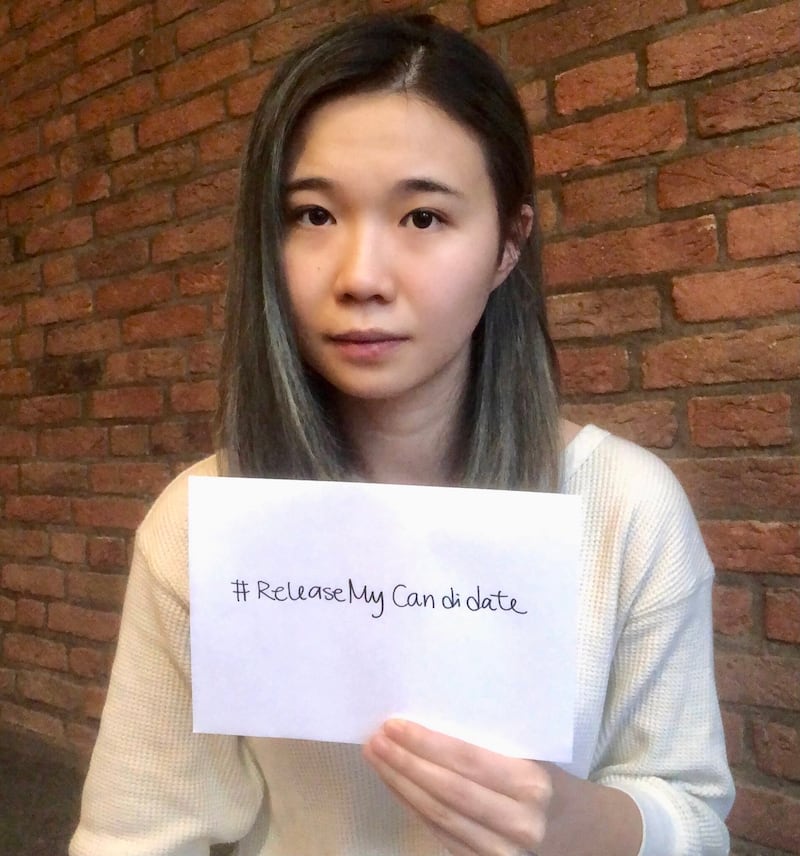 “香港监察”在香港立法会选举前夕发起社交媒体活动,呼吁大众在社交媒体上载照片,并加上标签 “#Releasemycandidate #释放我的候选人”,呼吁释放47名因举办民主派立法会初选而被囚禁、面临国安法审讯的香港民主派人士。(推特图片)