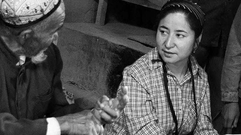 Uyghur professor Rahile Dawut talks with a man in northwestern China's Xinjiang Uyghur Autonomous Region in an undated photo. Photo courtesy of Akide Polat/Freemymom.org