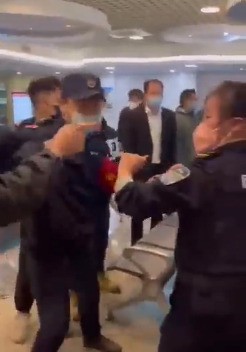 广州一殡仪馆,有黄牛出售火化遗体号,与排队者发生冲突。(网上截图/古亭提供)