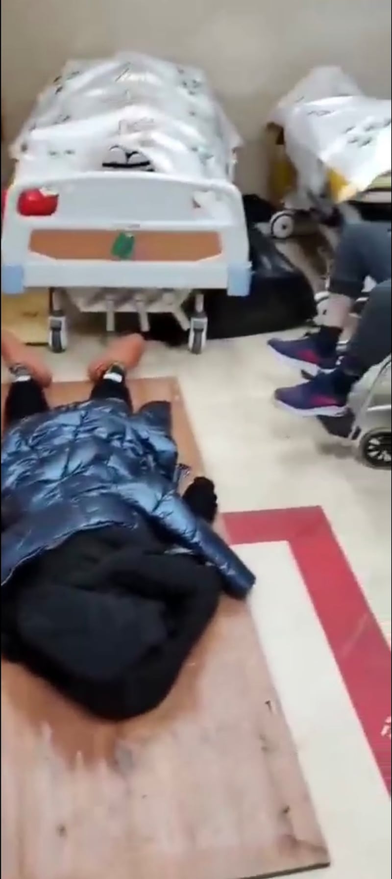 北京垂杨柳医院急诊部摆放着多具覆盖白布的尸体(网上截图/古亭提供)