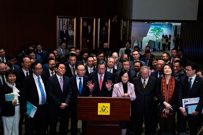 2024年3月19日,香港立法会主席梁君彦(中)和立法会议员出席通过《基本法》第 23 条立法后举行的新闻发布会。(美联社)
