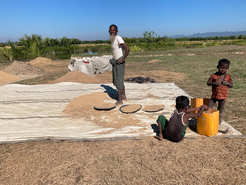 ရခိုင်ပြည်နယ် ဘူးသီးတောင်မြို့နယ်အတွင်းမှ ရိုဟင်ဂျာများအား ၂၀၂၄ ခုနှစ်၊ ဒီဇင်ဘာလအတွင်းက တွေ့ရစဉ်။ (RFA Photo)