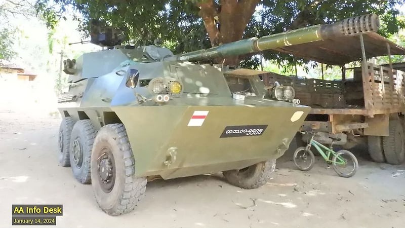 ချင်းပြည်နယ်၊ ပလက်ဝမြို့နယ်အခြေစိုက် စစ်ကောင်စီတပ်၏ ခလရ (၂၈၉) တပ်ရင်းဌာနချုပ်သိမ်းပိုက်ပြီးနောက် ရက္ခိုင့်တပ်တော် သိမ်းဆည်းရမိသည့် သံချပ်ကာကားကို ၂၀၂၄ ခုနှစ်၊ ဇန်နဝါရီလ ၁၄ ရက်နေ့တွင် တွေ့ရစဉ်။ (Photo: AA Info Desk)