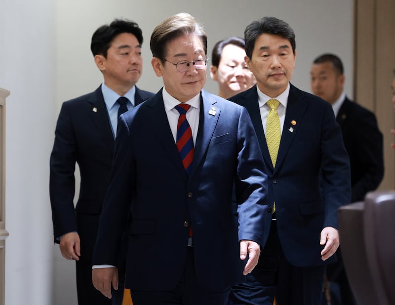 이재명 대통령이 5일 서울 용산 대통령실 청사에서 열린 국무회의에 입장하고 있다.