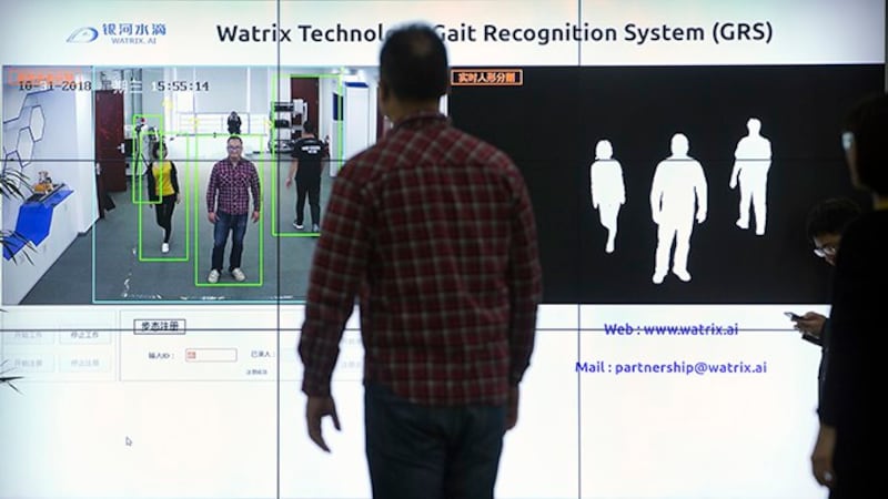 中国企业“银河水滴”展示其开发的步态识别软件(美联社)