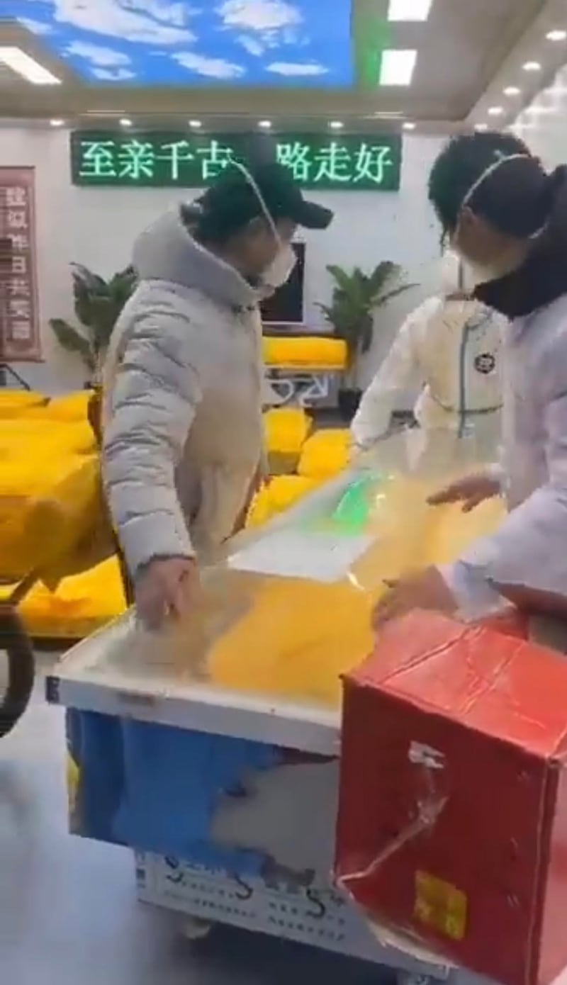 殡仪馆遗体告别室内摆放着多具遗体(网上截图/古亭提供)