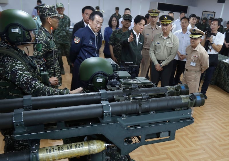 2024年5月23日,台湾总统赖清德(中)在桃园视察军队时观看了美国制造的“飞刺”防空系统的演示。赖清德表示,他将“站在前线”保卫台湾。(美联社)