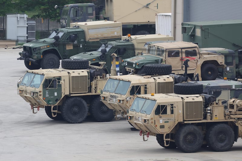 미국 언론이 미 정부가 주한미군 감축을 검토하고 있다고 보도한 23일 오전 경기도 동두천시의 주한미군 기지에서 미군 차량이 대기하고 있다. 2025.5.23