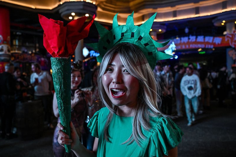 2023年10月27日,上海街头的盛装狂欢者庆祝万圣节。(法新社)