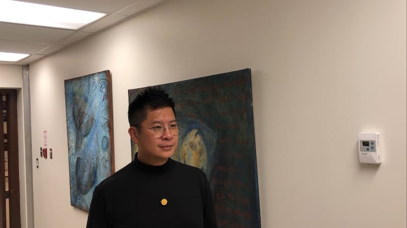 前《蘋果日報》專欄作家李兆富從美國到多倫多出席論壇。（胡彗藍 攝）