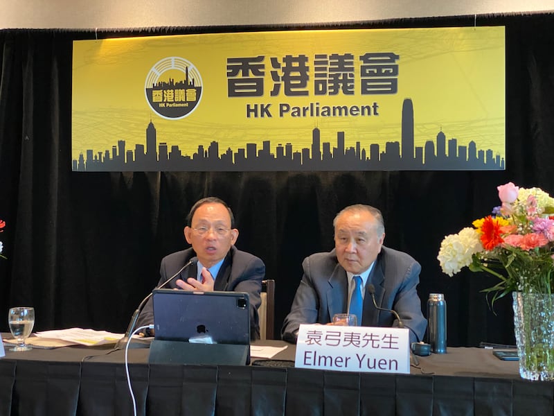 前《星島日報》加拿大卑詩版總編輯何良懋（圖左）表示，近20年來，在加拿大的中文媒體批評中國的聲音幾近絕跡。（胡彗藍 攝）