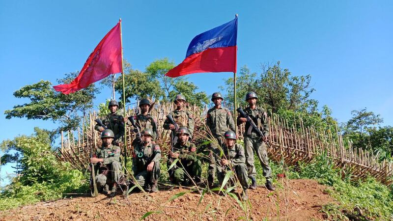 ရခိုင်ပြည်နယ်၊ အမ်းမြို့နယ်အခြေစိုက် မဲတောင်ဗျူဟာအား ၂၀၂၄ ခုနှစ်၊ အောက်တိုဘာလ ၇ ရက်နေ့တွင် အာရက္ခတပ်တော် (AA) မှ သိမ်းပိုက်အပြီး တပ်ဖွဲ့ဝင်အချို့အား တွေ့ရစဉ်။ (Photo: Telegram/ AA Info Desk)