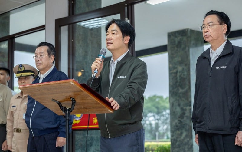 五二零上任的台湾总统赖清德23日首次以三军统帅身分视察军队,左为文人出身的国防部长顾立雄。(台湾的总统府提供)