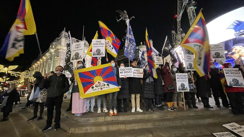 多个藏人、维吾尔人和港人组织周五(10日) 齐集于伦敦闹市“皮卡迪利圆环”(Piccadilly Circus),一同游行至唐宁街十号首相府旁的英国外交部,促请英国政府进一步“全面抵制”2022年北京冬奥。高峰期间,有超过300人参与游行。(吕熙摄)