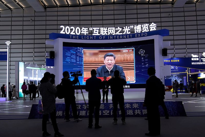 2020 年 11 月 23 日,中国浙江省乌镇举行第六届世界互联网大会(WIC)期间,屏幕上显示了中国国家主席习近平。(路透社)